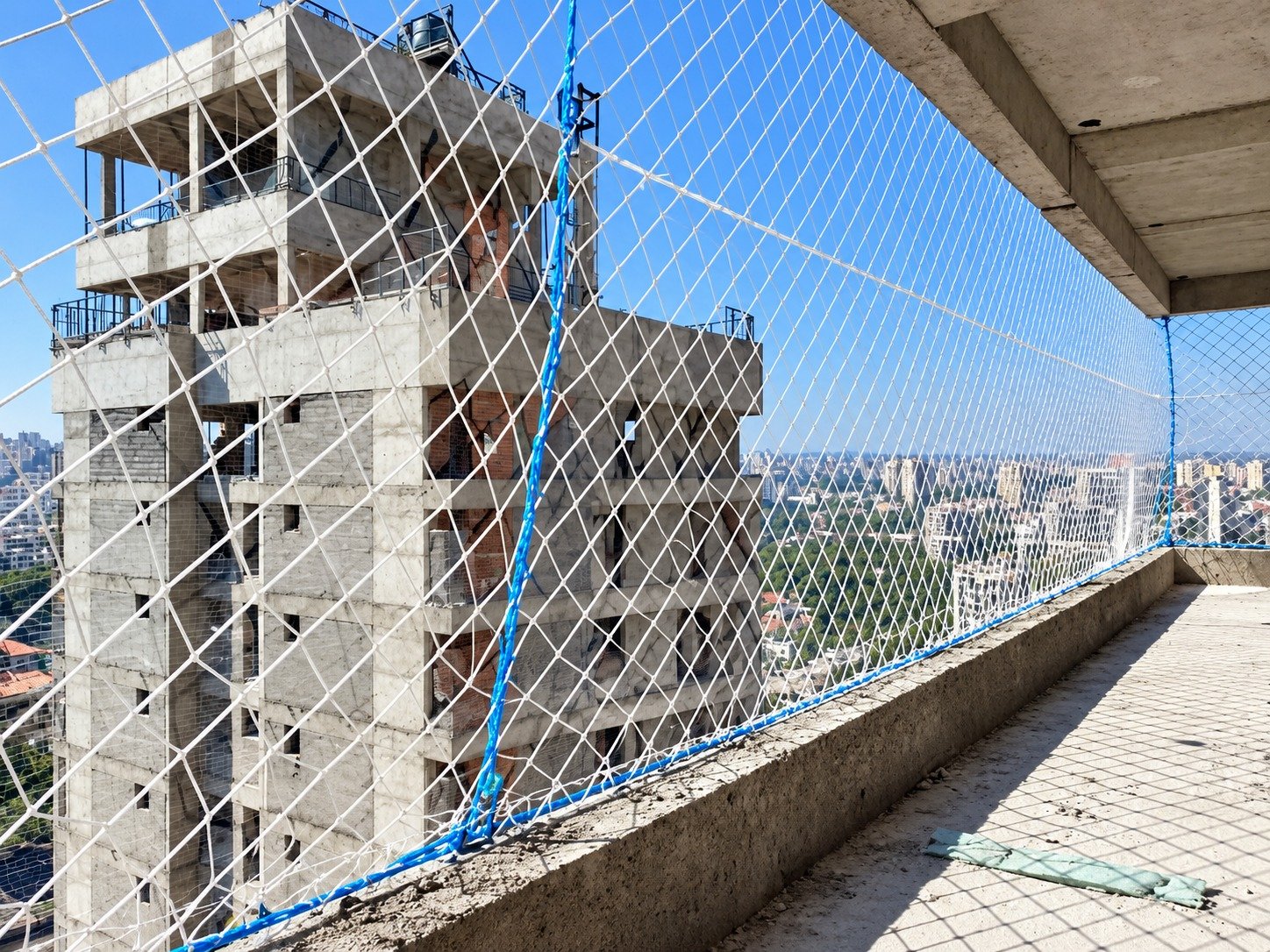 Rede de proteção para construção civil fechando a borda de laje de prédio em obra