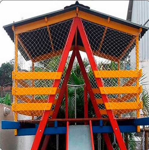 Brinquedo de playground com os vãos da casinha elevada fechados por rede de proteção